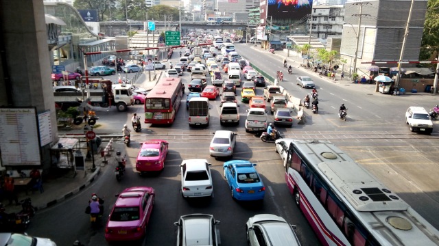Bangkok trafigi ve pembe taksiler