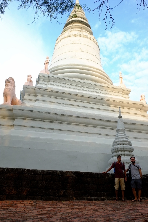 Wat Phnom onunde Ilker ve Aniket