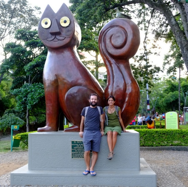 Dev bir kedi heykeli: El gato del rio (nehrin kedisi)